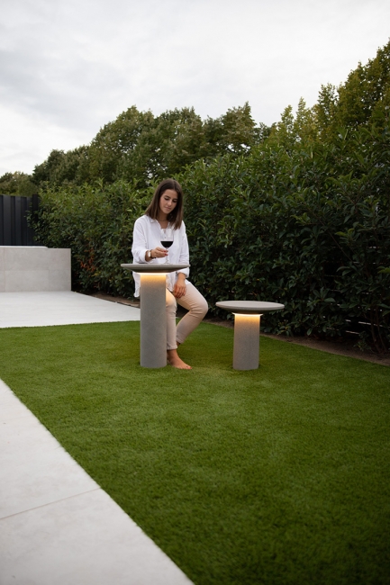 Leds c4, ledsc4, ledsc4 moal, iluminação exterior, luz exterior, bollard, luz discreta, luz indireta, senhora no jardim, 
